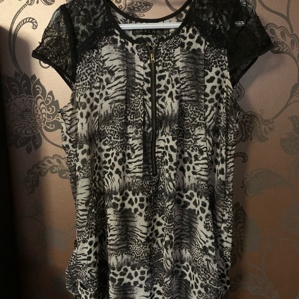 Cap sleeve tunic with lace detail